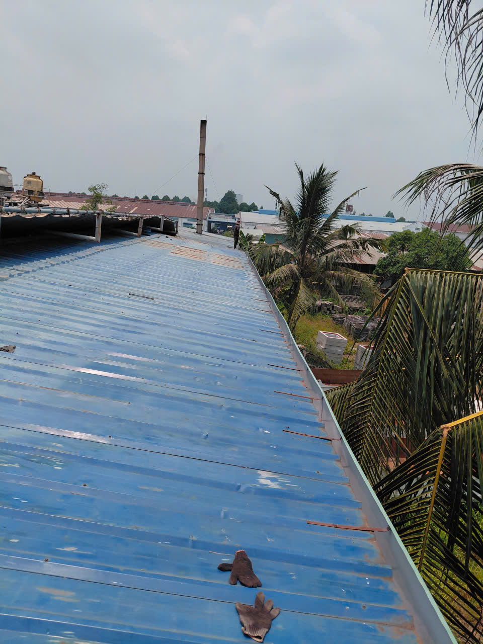 Thợ thi công lắp đặt máng xối thực tế tại Bình Dương – Xây Dựng Miền Nam