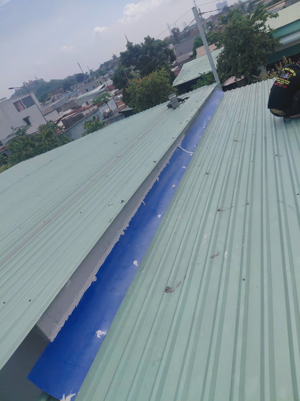 Lắp đặt máng xối tôn mạ kẽm tại Bình Dương – Xây Dựng Miền Nam