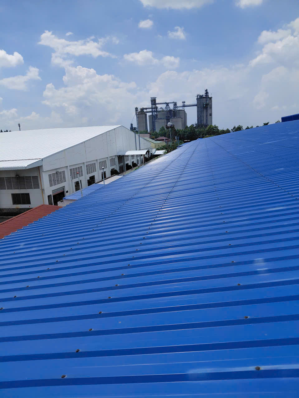 Máng xối thoát nước hoàn chỉnh nhà xưởng Bình Dương