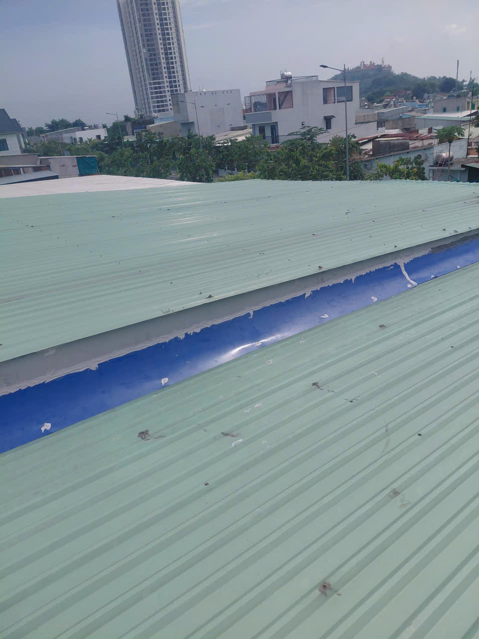 Máng xối tôn mạ kẽm lắp đặt nhà xưởng Bình Dương