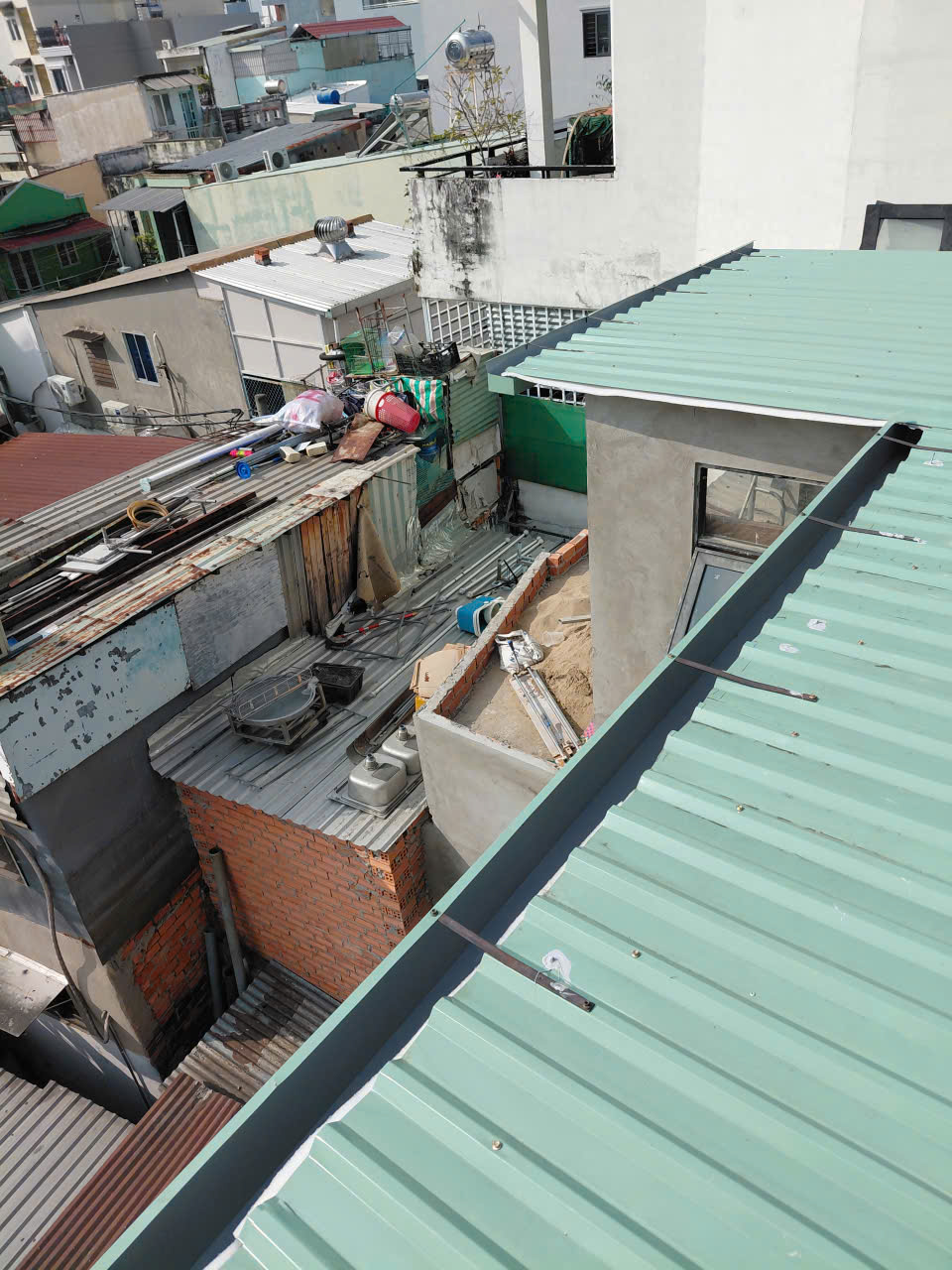 Đội thợ Xây Dựng Miền Nam thi công máng xối tại Bình Dương